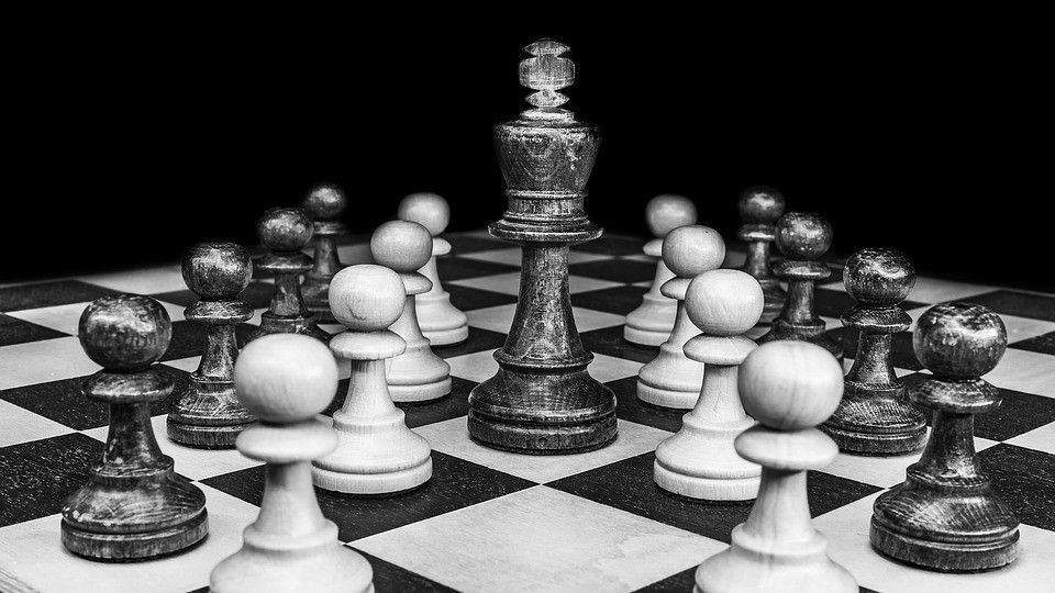 Tramas chess-2727443_960_720 Tableros en movimiento. Transformaciones recientes en los sistemas de partidos y las coaliciones de gobierno en Chile y Brasil  Revista Tramas